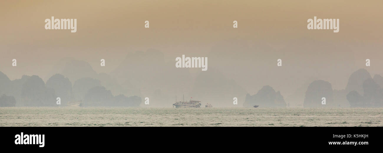 Misty Landschaft mit Ausflugsschiffen, Halong Bay, Vietnam. Stockfoto