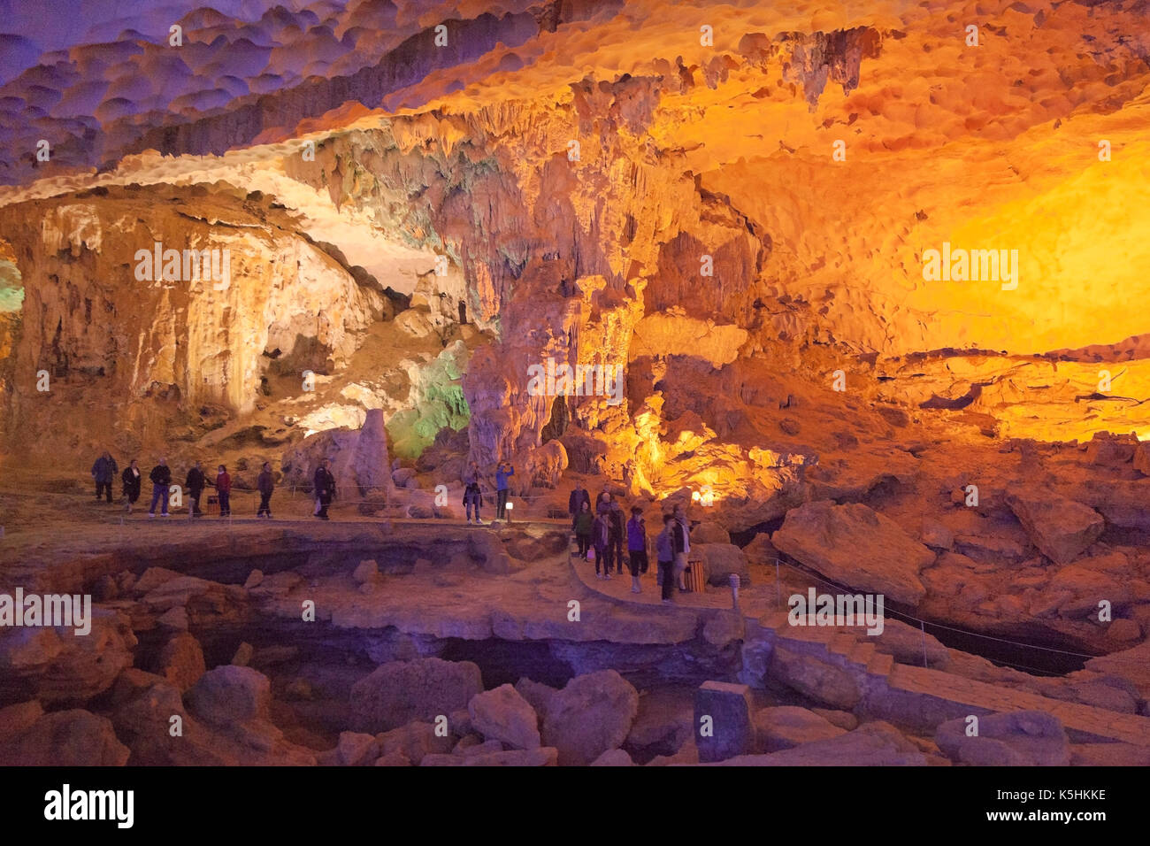 Thien Cung Grotte (Grotte des Merveilles), Halong Bay, Vietnam Stockfoto