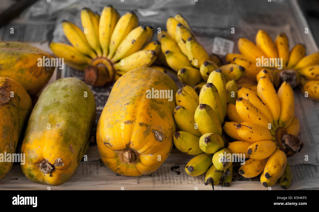 Lokale Bananen und Papaya Früchte auf einem Marktstand, Malaysia Stockfoto