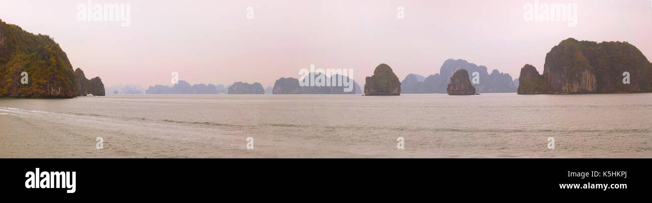Kalkstein Insel Aufschlüsse, Halong Bay, Vietnam. Stockfoto