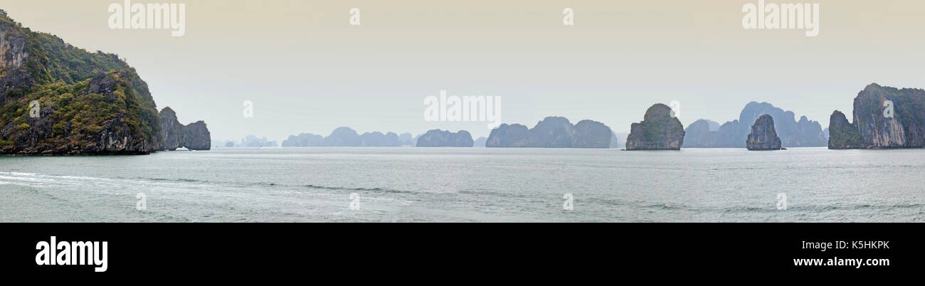 Kalkstein Insel Aufschlüsse, Halong Bay, Vietnam. Stockfoto