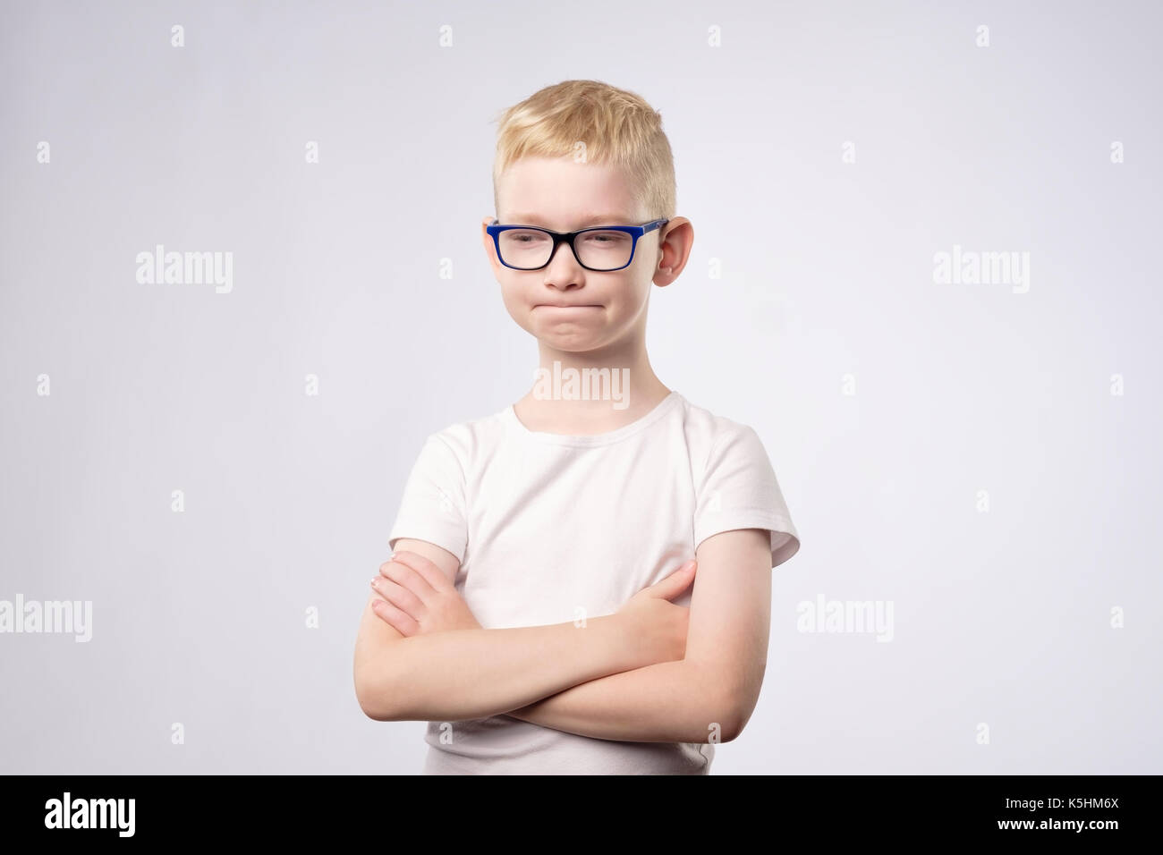 Kaukasische Teenager mit blonden Haaren und Brille isoliert Denken auf weißem Hintergrund Stockfoto