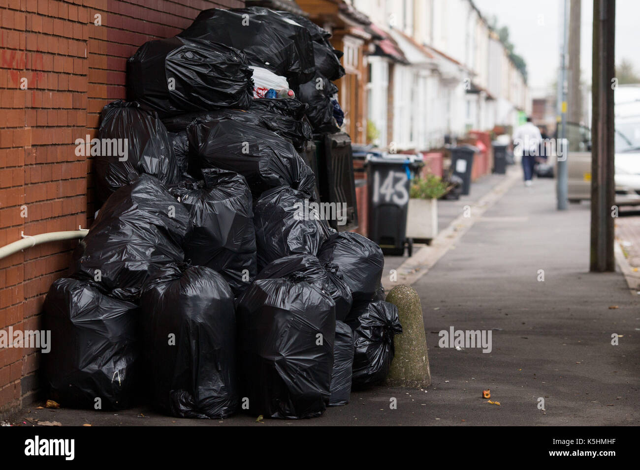 Müllsäcke aufgetürmt vor der bins Moseley Road, Birmingham, wie die laufenden arbeitskampf zwischen der Birmingham City Council und Müllabfuhr Personal weiter. Stockfoto