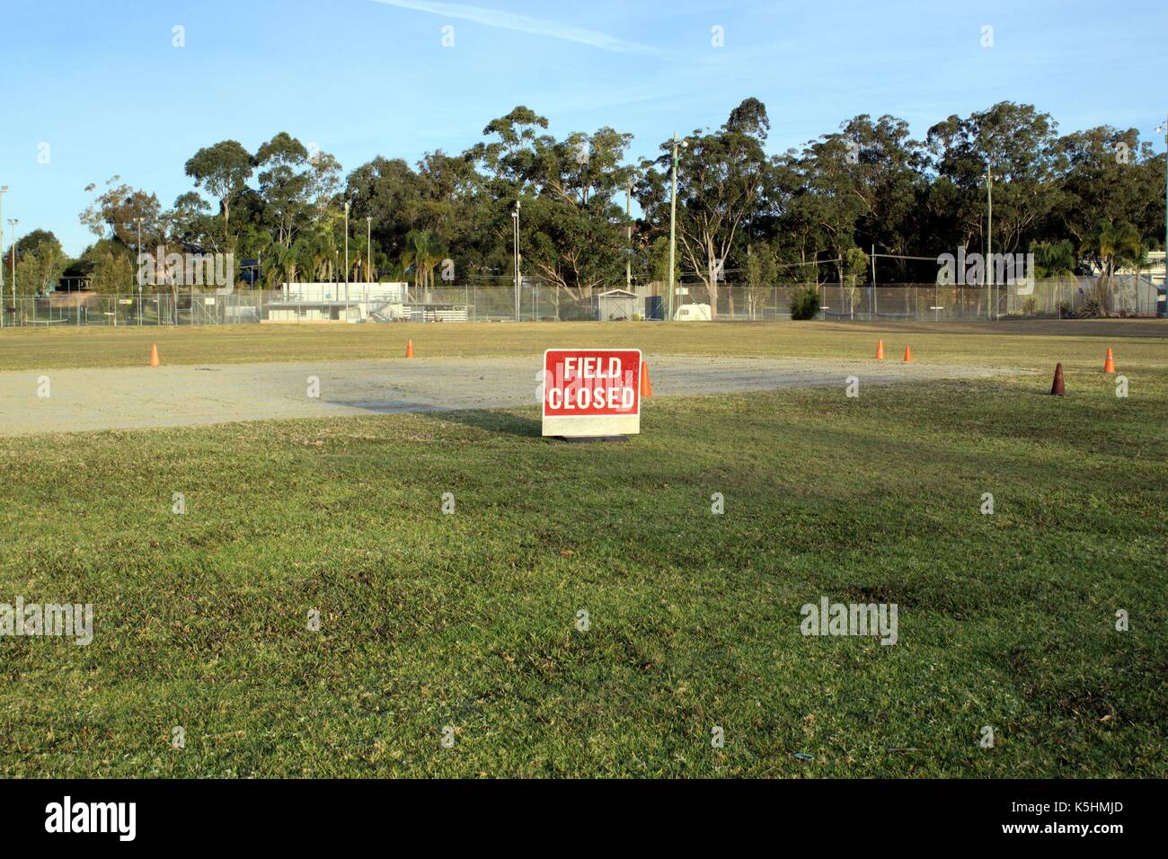 Rotes Schild am Sportplatz sagt 'Feld geschlossen." Stockfoto