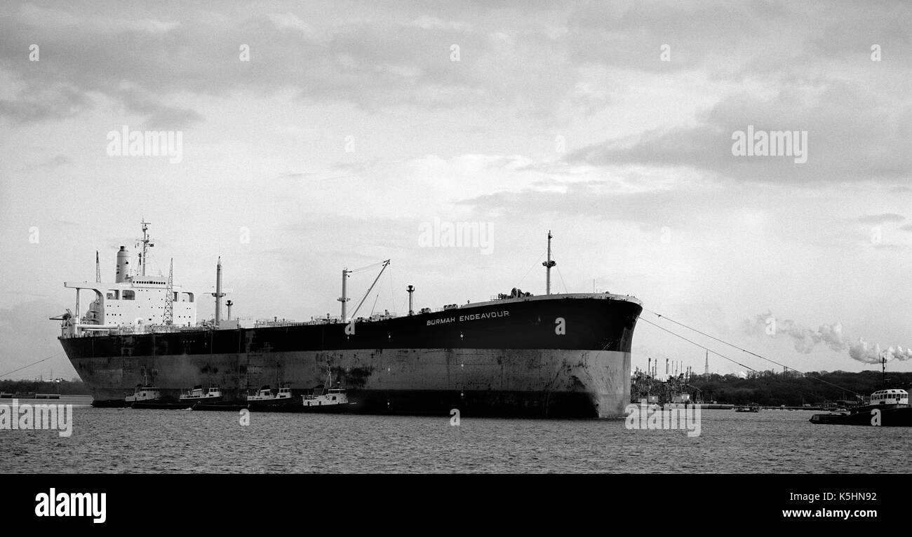 Burmah Bemühen - Rohöl Tanker - bei der 3. größte der Welt - im Hafen von Southampton, England, Großbritannien anreisen - begleitet werden bis Southampton Wasser durch zahlreiche Schlepper - Mittwoch, 6. April 1983 Stockfoto