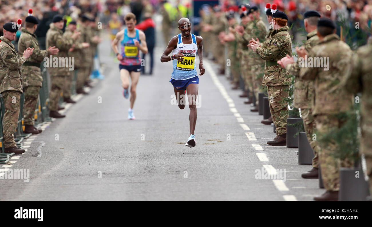 Großbritanniens Mo Farah sprintet das letzte Stück Elite Rennen der Männer während der Great North Run in Newcastle zu gewinnen. Stockfoto