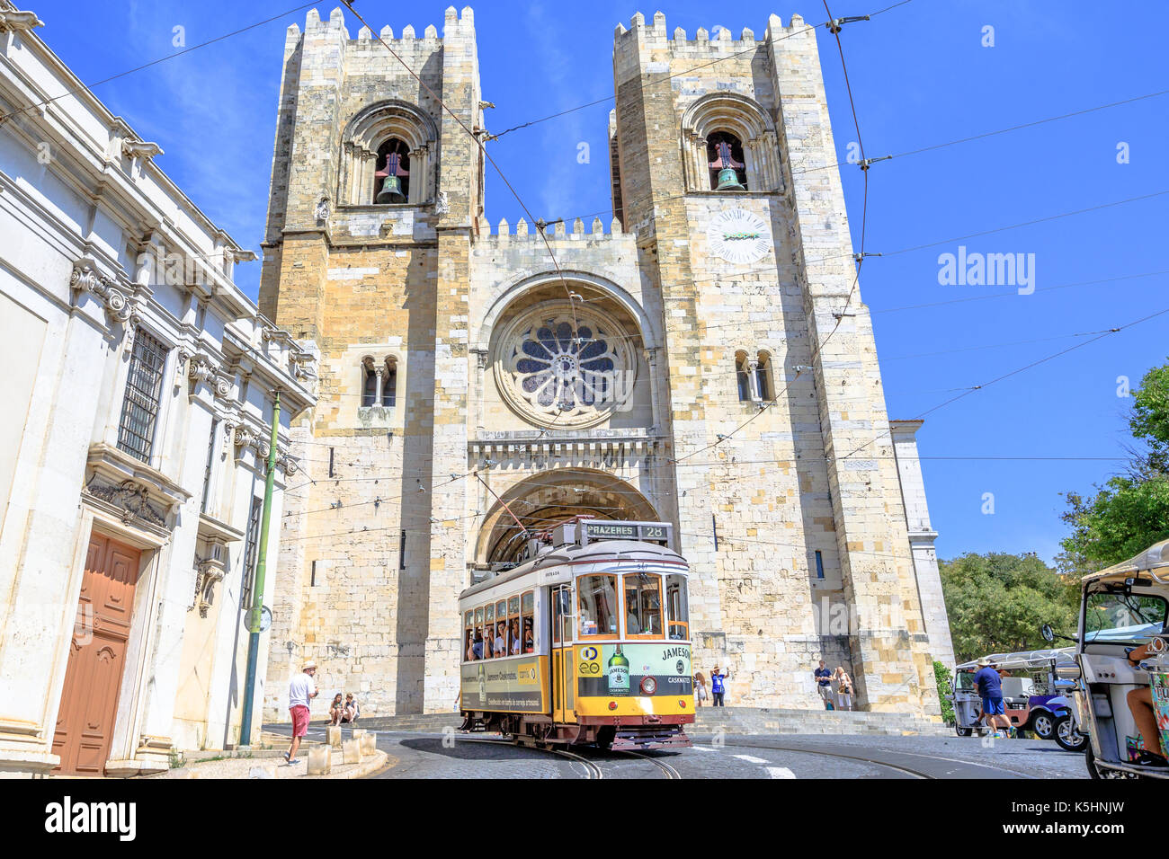 Straßenbahn 28 und Kathedrale von Lissabon Stockfoto