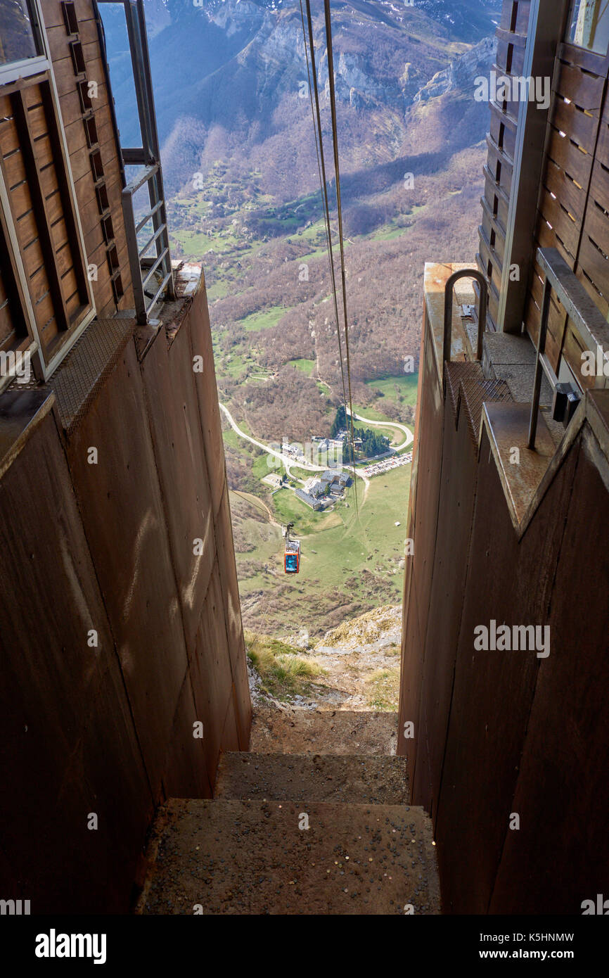 Vertikale Bild der Luftseilbahn von Fuente Dé, in Picos de Europa Natonal Park. Spanien Stockfoto