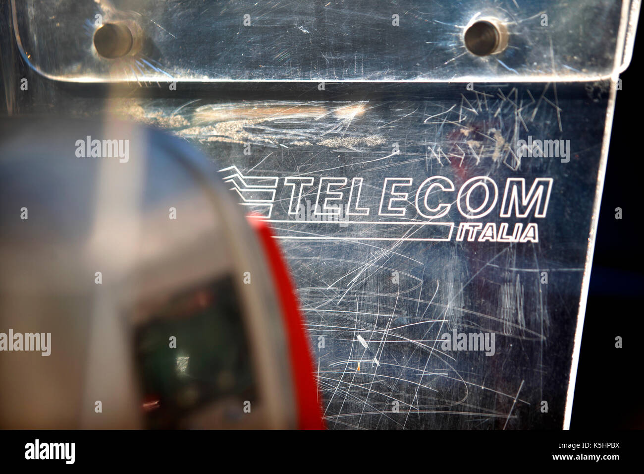 Zerkratzte Plexiglas auf Telecom Italia Payphone, Penne, Italien. Bild wurde umgekehrt, so dass Schriftzug richtig ist. Stockfoto
