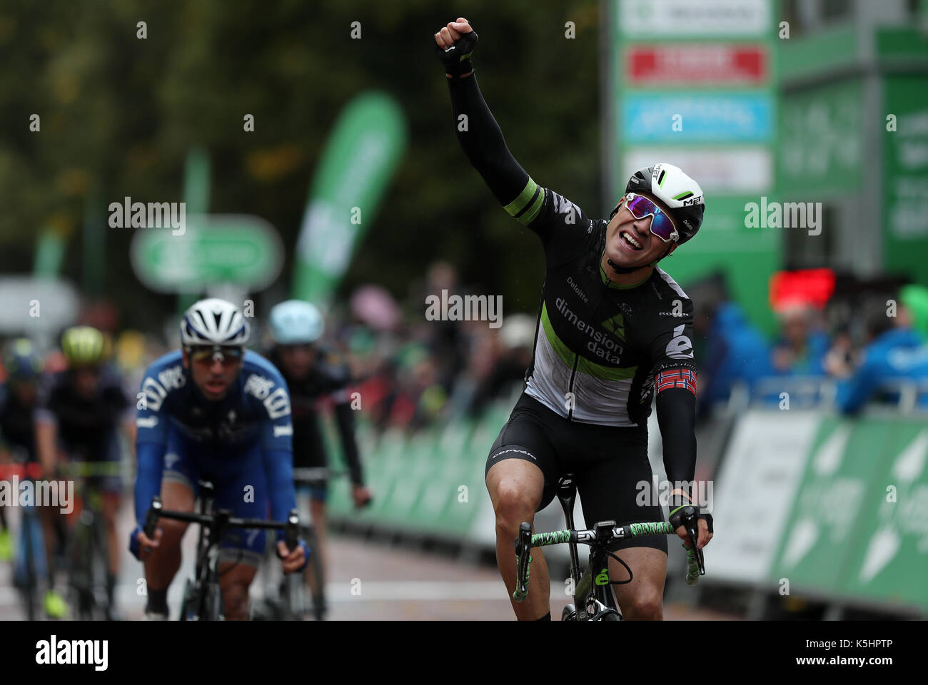 Von Dimension Data Edvald Boasson Hagen feiert gewinnt die Acht der OVO Energy Tour von Großbritannien von Worcester nach Cardiff. Stockfoto