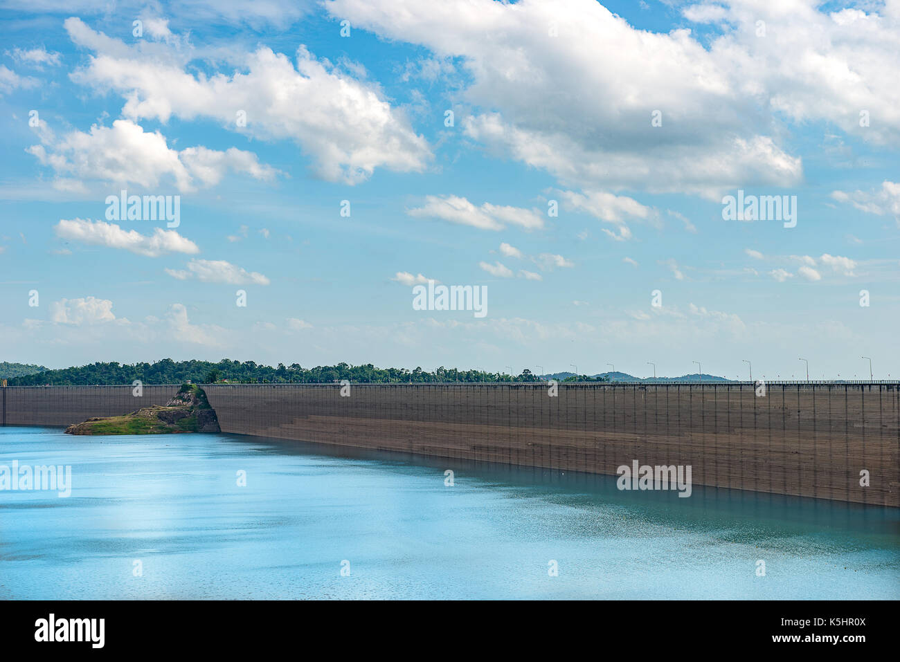 Innerhalb von Khun Dan Prakan Chon dam bei Nakhon Nayok, Thailand Stockfoto