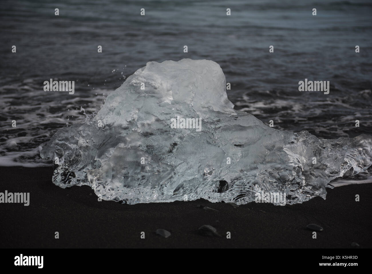 Klumpen der klare schimmernde Gletscher Eis bis auf schwarzem Sand Strand gespült Stockfoto