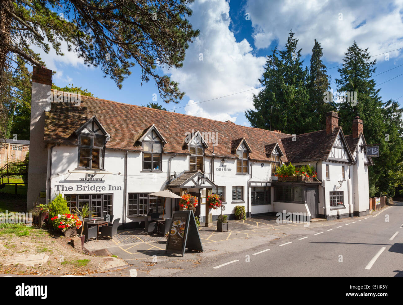 Die Bridge Inn Pub in Shawford, Hampshire, Großbritannien Stockfoto
