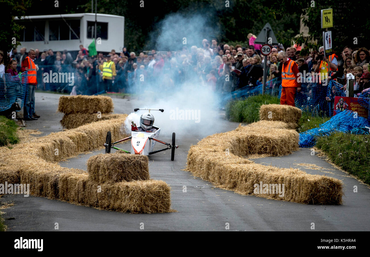 Enthusiasten nehmen Sie Teil bei der Schwerkraft Grand Prix, eine Fundraising downhill kart Rennen durch die Schwerkraft angetrieben, nach einem kurzen Drücken der Start bei Cookham Dean, Berkshire. Stockfoto