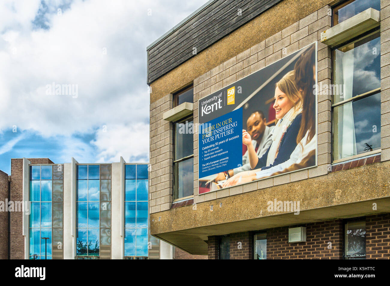 Templeman Library, Gebäude, Links, Senat Gebäude, Rechts, UKC, der Universität von Kent in Canterbury, Canterbury, Kent, Großbritannien Stockfoto
