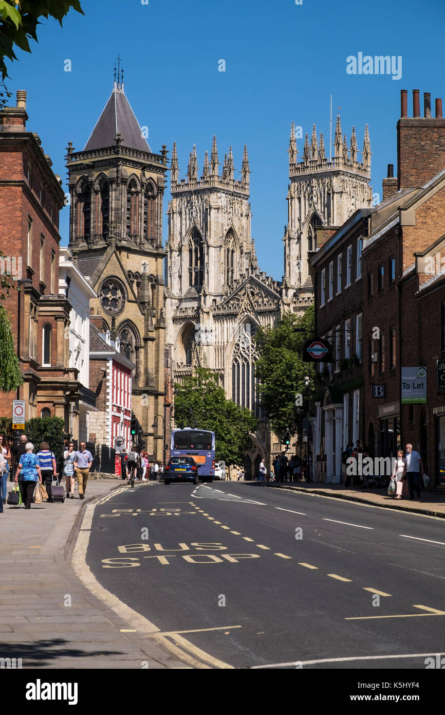 York Minster von Duncombe Place an einem Sommertag, Yorkshire, England, Großbritannien Stockfoto