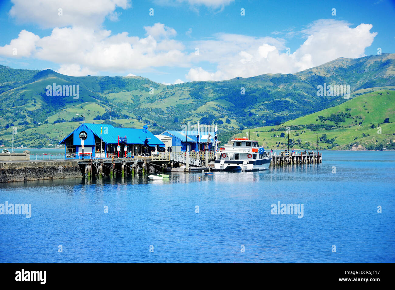 Küste und französische Dorf Akaroa, Neuseeland, Südinsel. Stockfoto