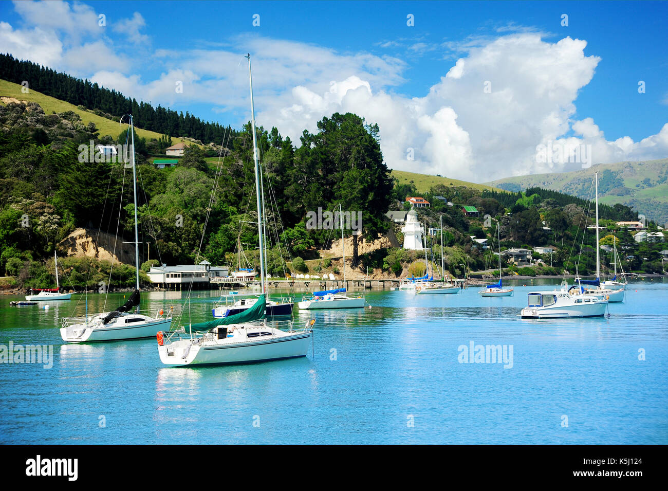 Küste und französische Dorf Akaroa, Neuseeland, Südinsel. Stockfoto