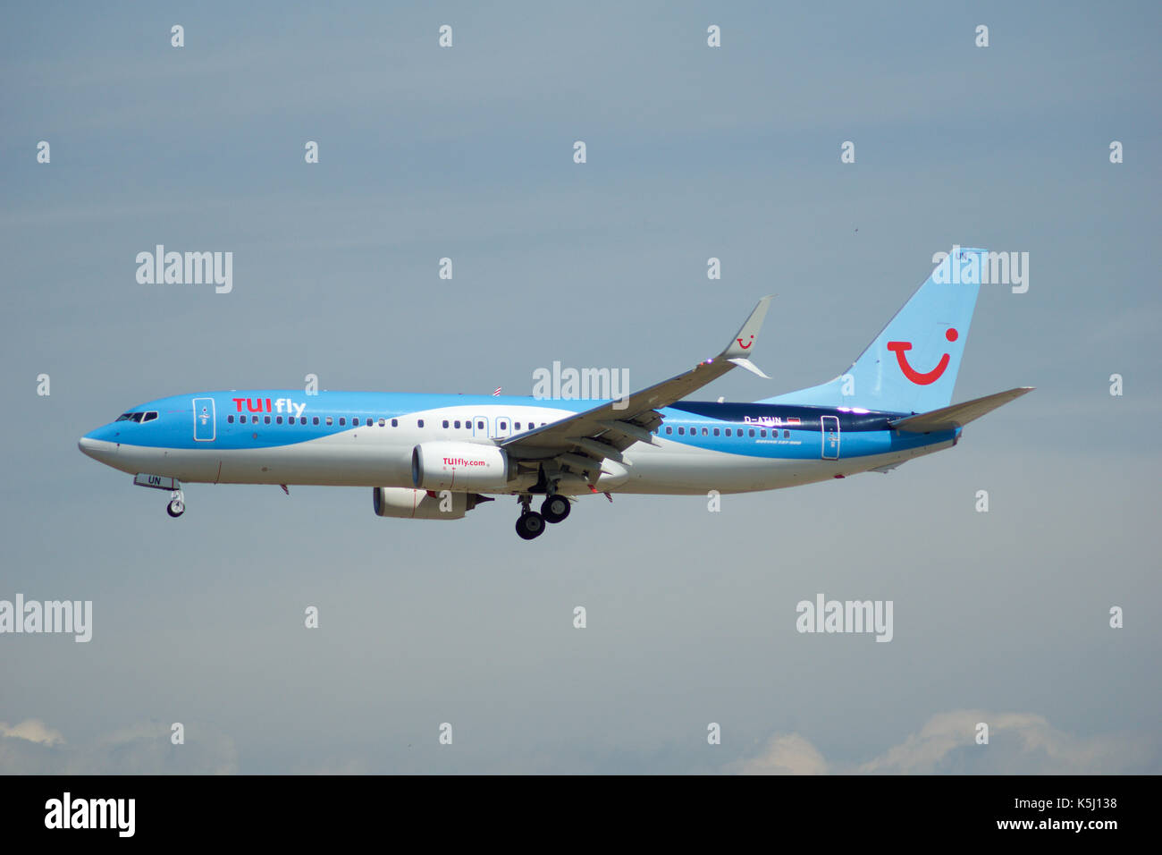 FRANKFURT, Deutschland - 09.th, 2017: TUIfly AIRLINES Boeing 737-800 landet am Flughafen Frankfurt, Boeing 737 Next Gen, MSN 41660, Registrierung D-ATUN, TUIfly - eine deutsche Freizeitaktivitäten Fluggesellschaft durch die Reise- und Touristikkonzern TUI Group Stockfoto