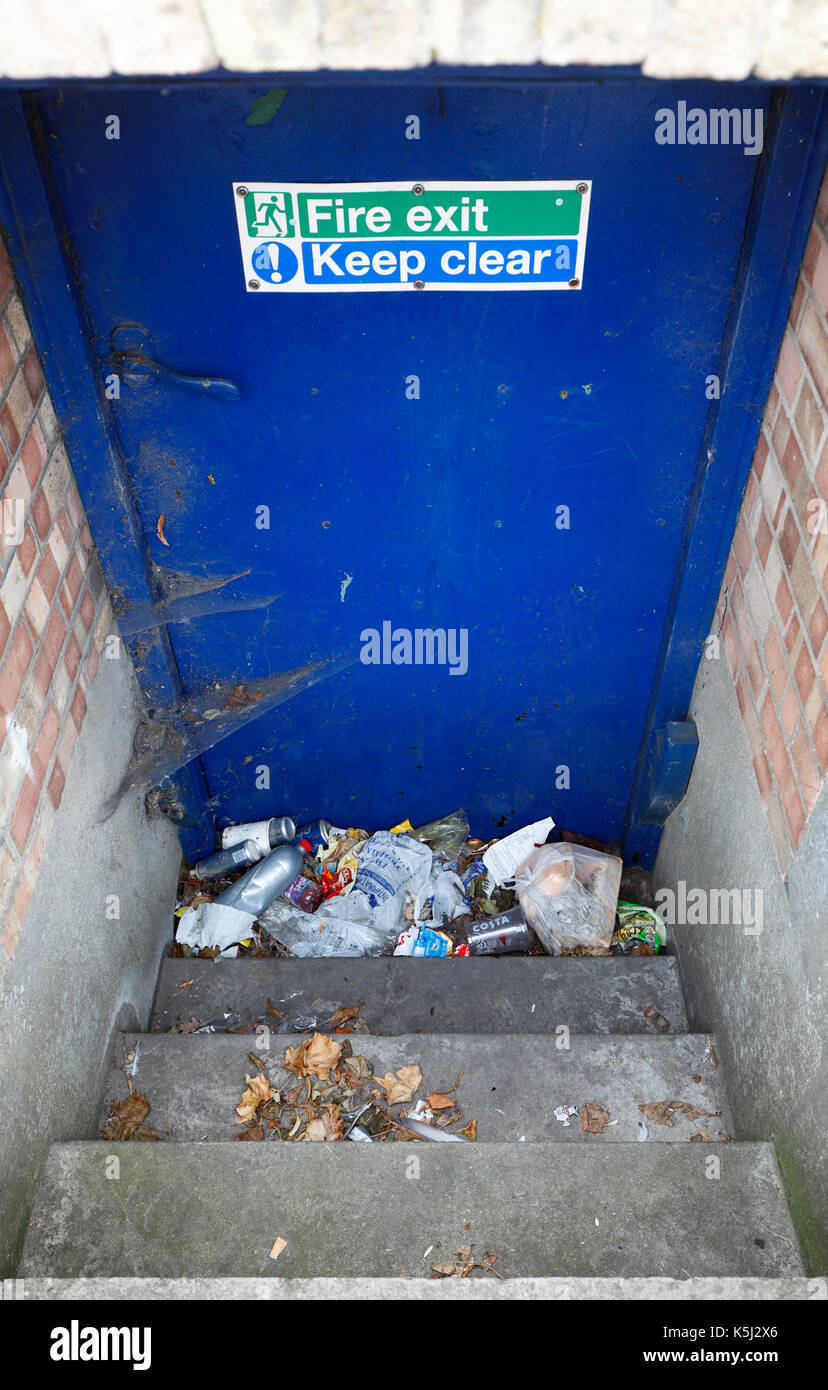 Notausgangstür am Fuße der Schritte zu einem Keller. Stockfoto