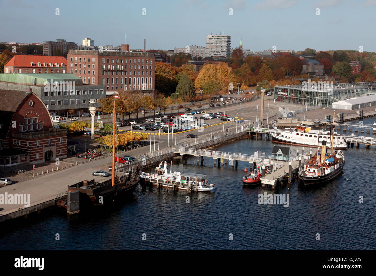 Der Hafen von Kiel zwischen Schweden Kai und die Ostsee Kai mit der Maritime Museum vorne links Stockfoto