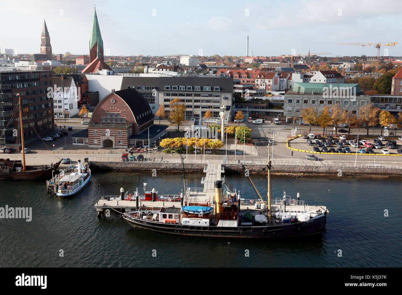 Der Hafen von Kiel zwischen Schweden Kai und die Ostsee Kai mit der Maritime Museum vorne links Stockfoto