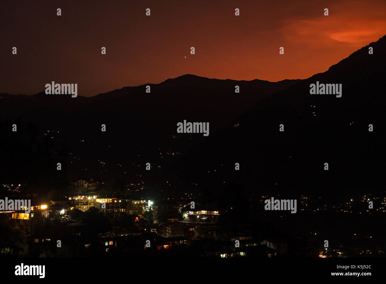 Sonnenuntergang über Naggar Dorf, Himachal Pradesh Stockfoto