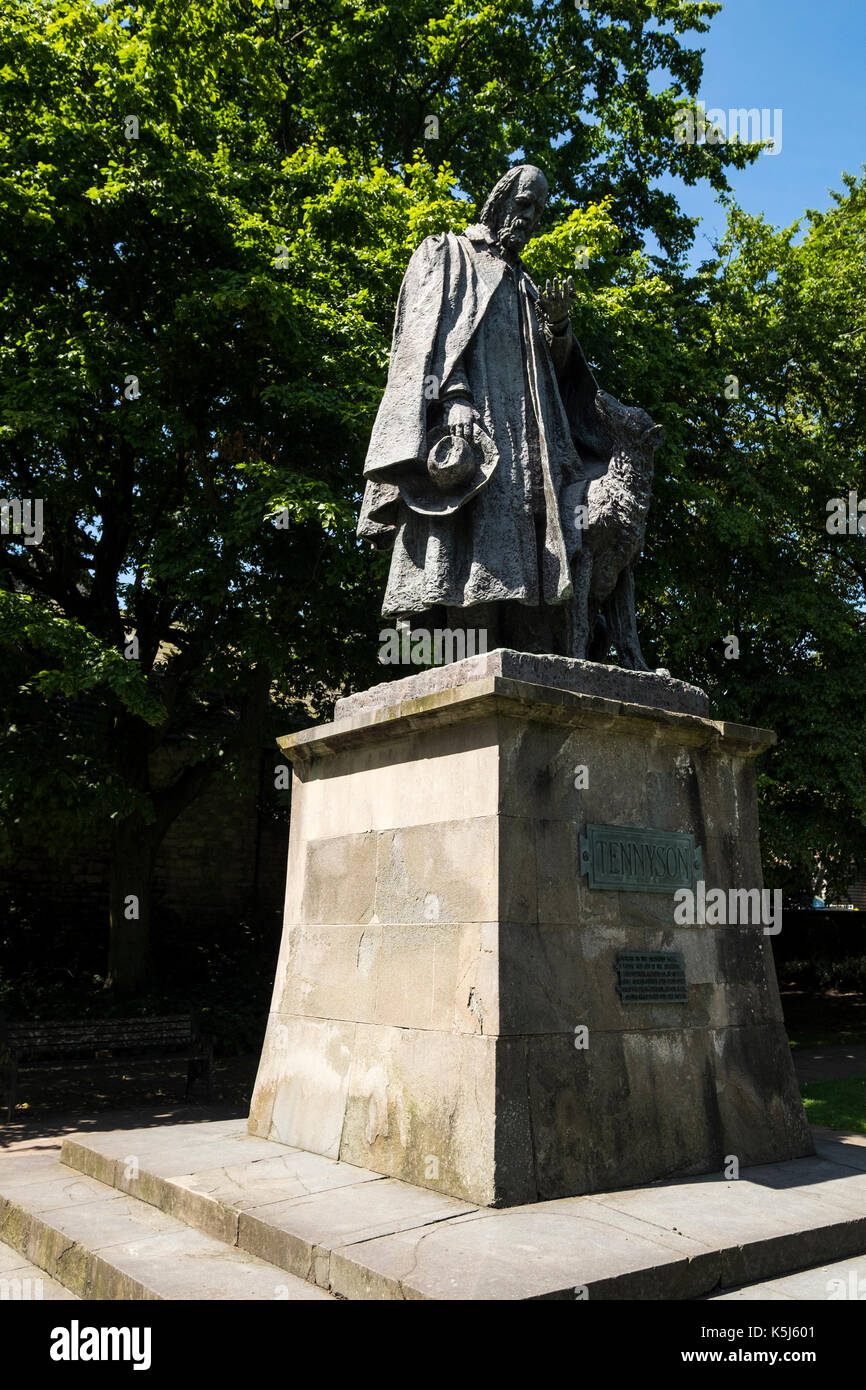 Alfred Lord Tennyson Statue außerhalb der Kathedrale von Lincoln, Lincolnshire, England, Großbritannien Stockfoto