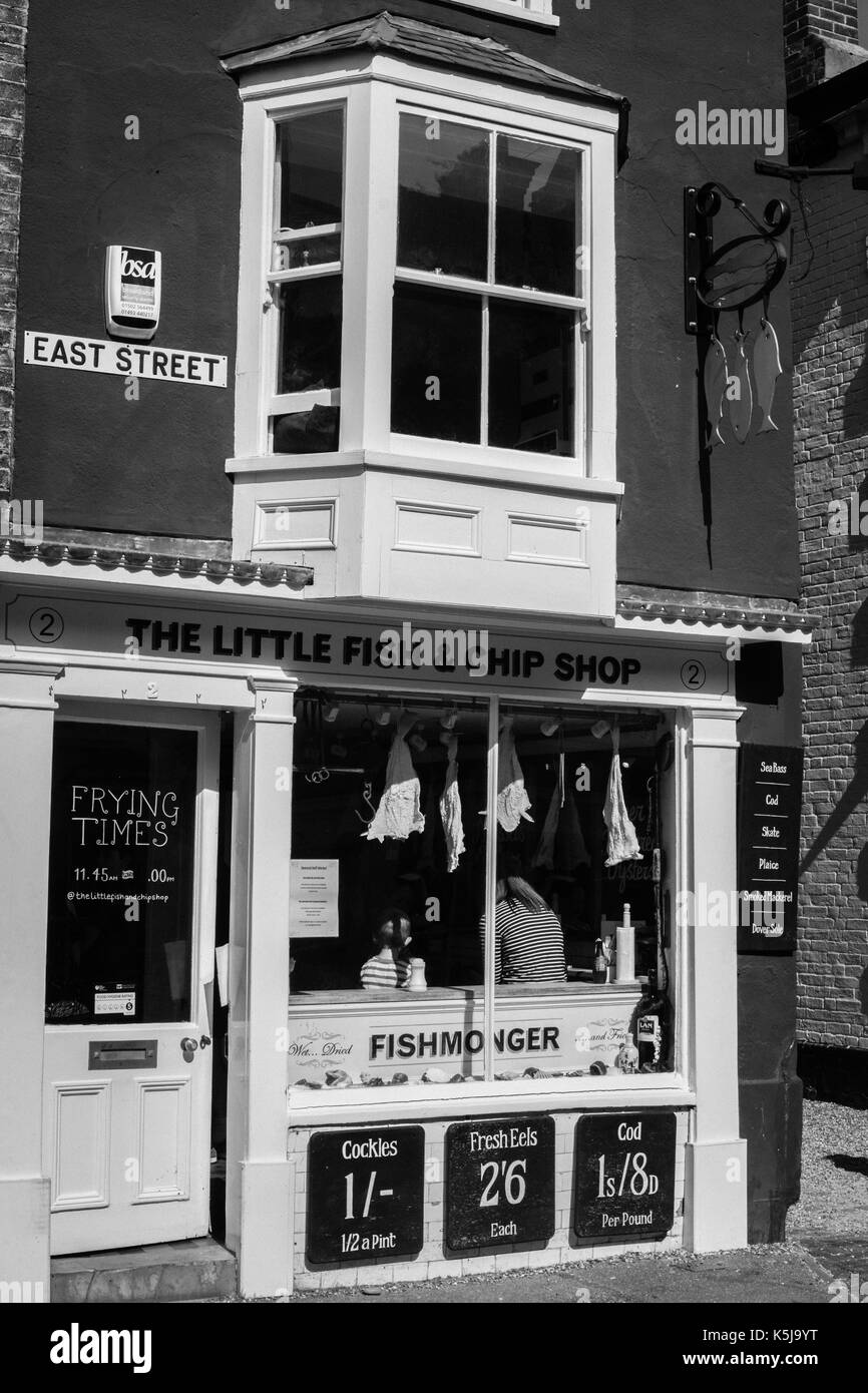 Fisch- und Chips-Shop Schwarz-weiß Essen Essen Essen Verkaufen Schaufenster Display Straßenschild altmodisches Gebäude Southwold Großbritannien England East Street Stockfoto