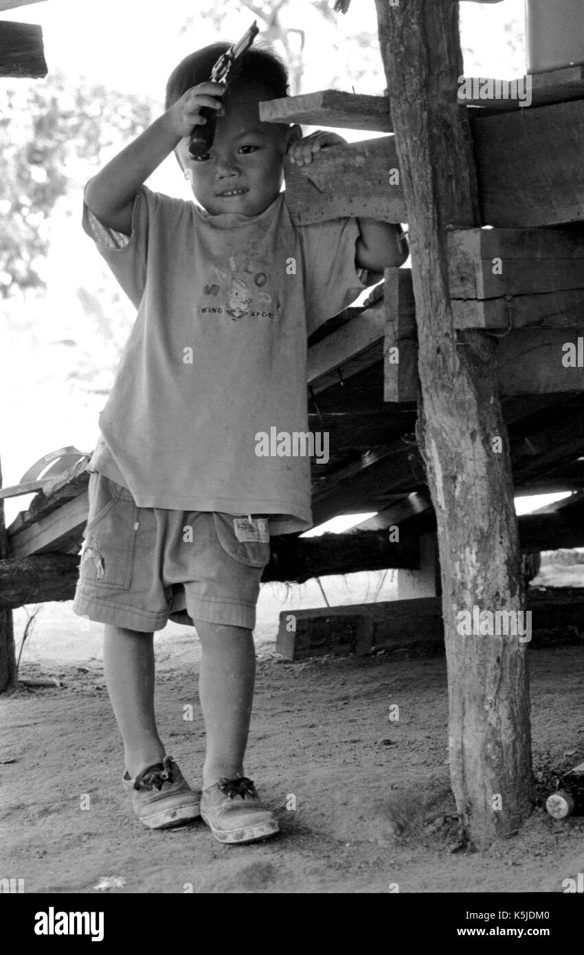 Eine junge, birmanischen Junge spielt mit einer Spielzeugpistole bei einem thailändischen Medècins Sans Frontiéres Krankenhaus in Mawker birmesische Flüchtlingslager im Nordwesten von Thailand. September, 1996. Stockfoto