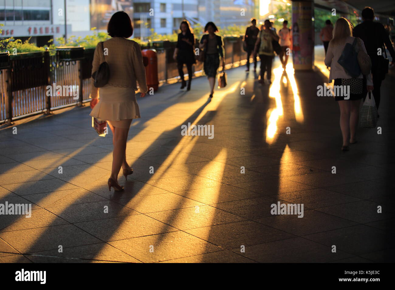 Stadtansichten: Schatten der Bewegungsablauf, Fußgänger im finanziellen Bereich in Hong Kong unter Sonnenschein Stockfoto