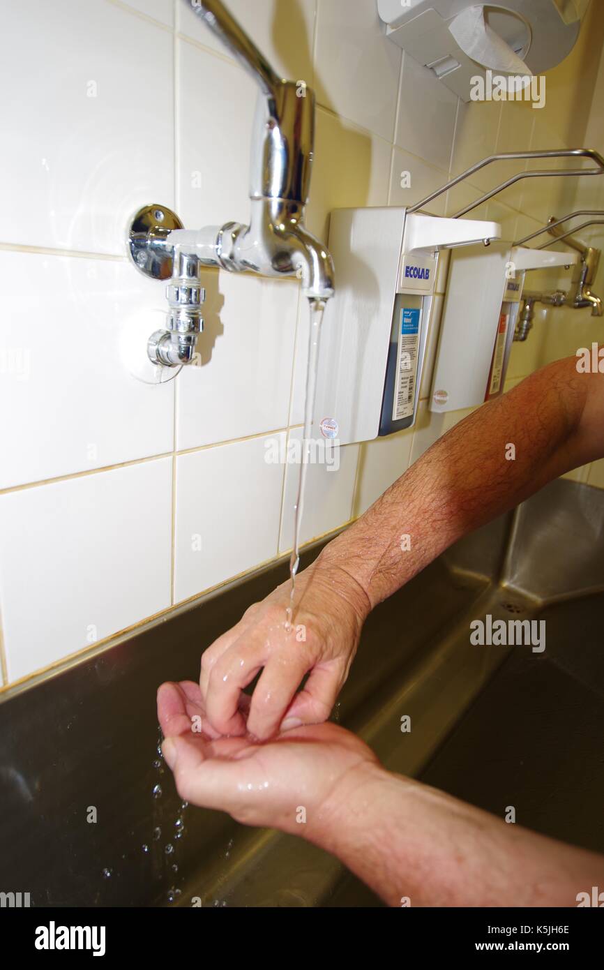 Scheuerraum, Händewaschen, Sterilisation und Hygiene für Theatervorbereitungsverfahren. British Hospital, Großbritannien. Stockfoto