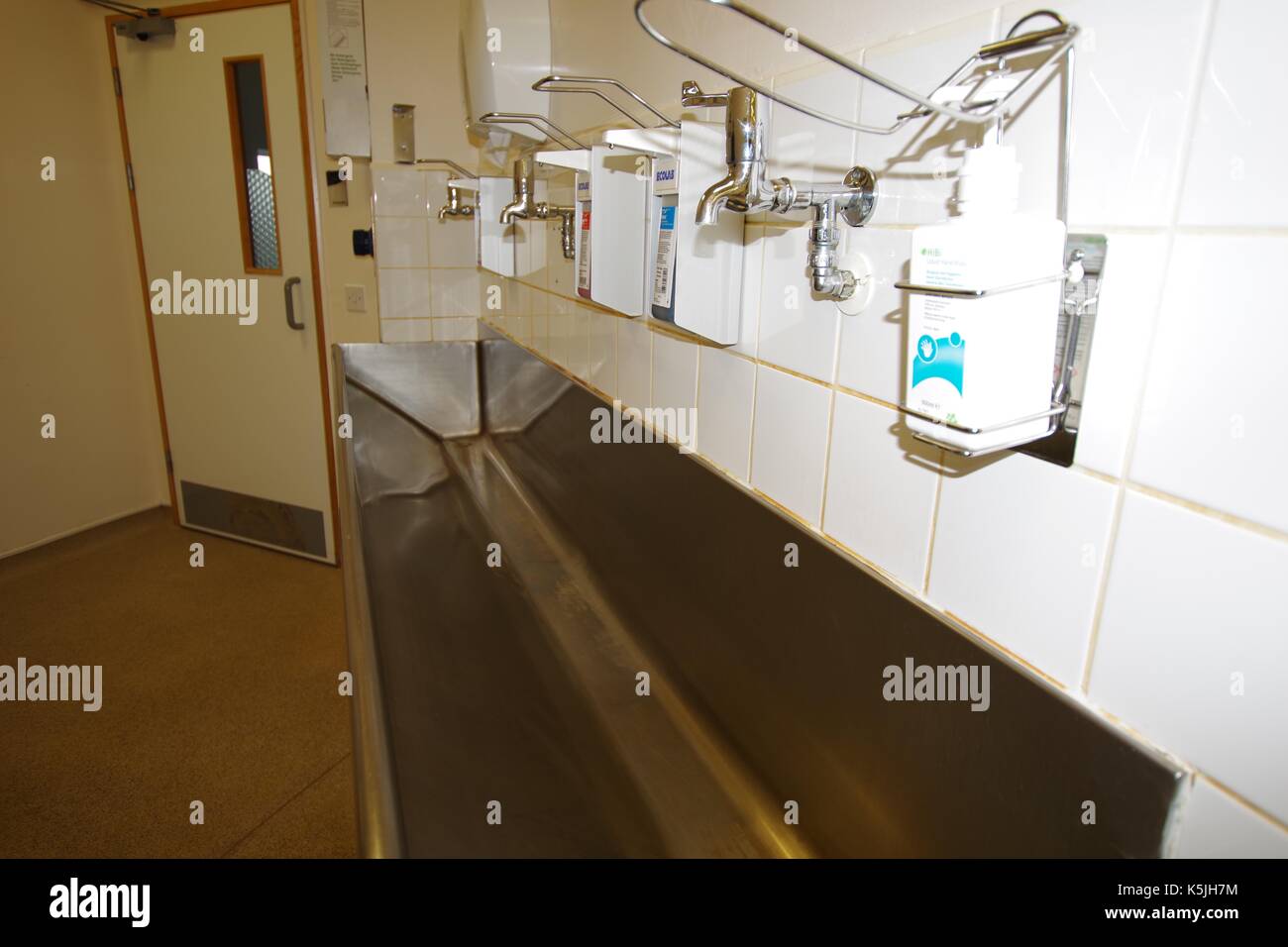 Scrub Raum, Chirurgen Trog Medizinische Spüle, Theater Prep Sterilisation und Hygiene. British Hospital, Großbritannien, 2017. Stockfoto