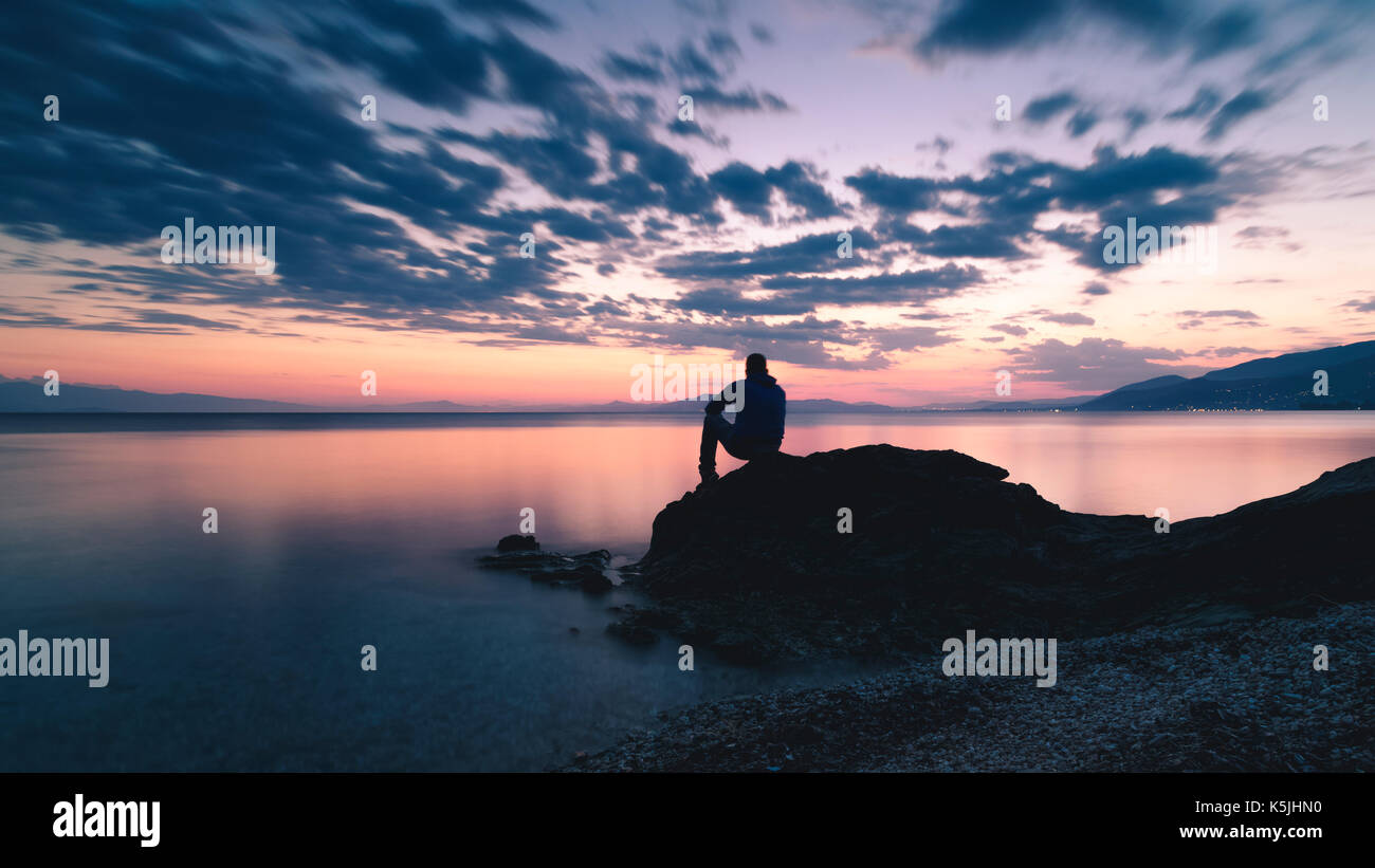 Manchmal ist besser, um den Sonnenuntergang zu sehen, manchmal ist es besser, einen Schuß zu nehmen und manchmal ist es besser, beide zu tun! Stockfoto