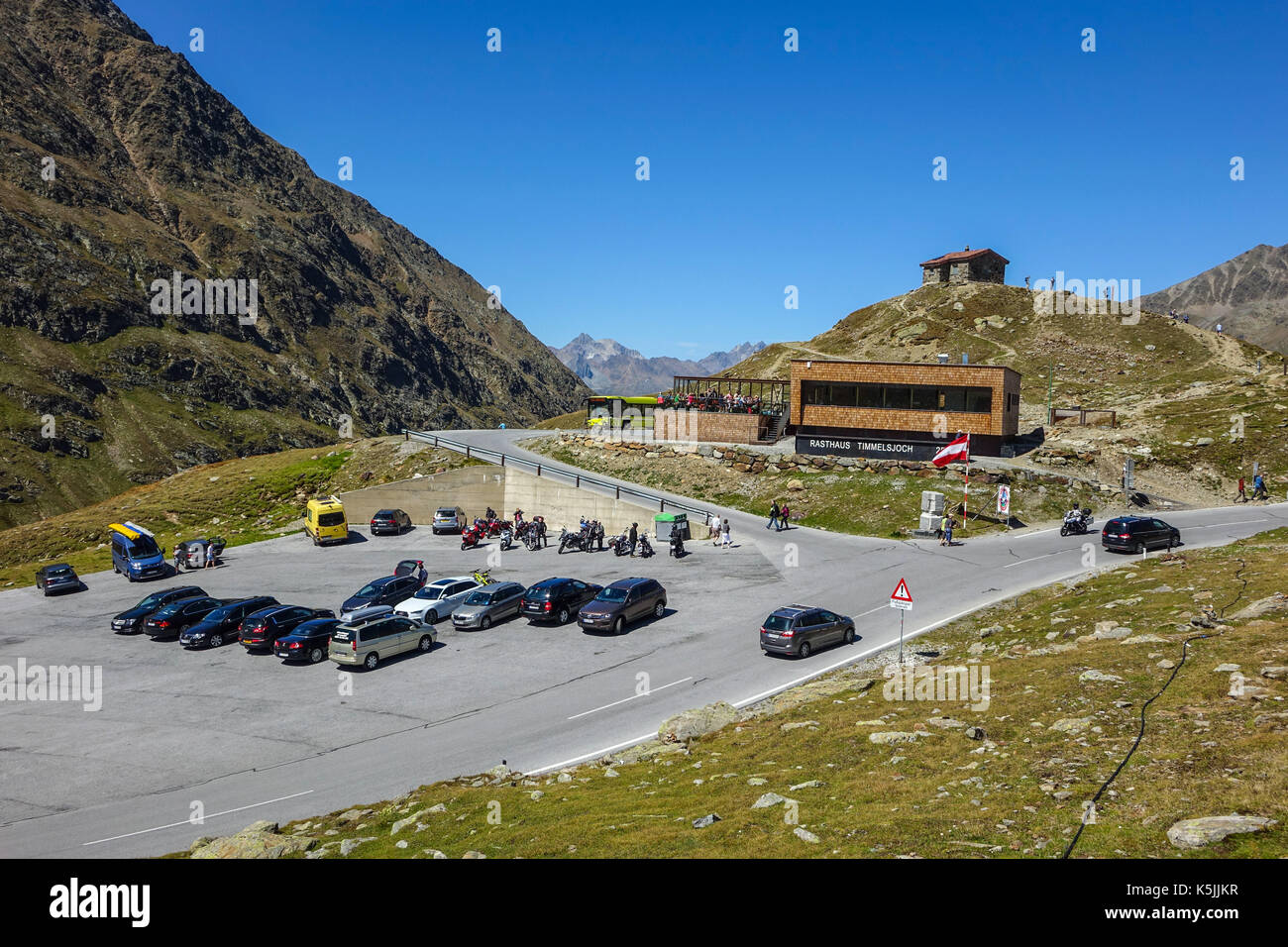 Café und Parkplatz, Timmelsjoch, Österreich Italien Grenze Stockfoto