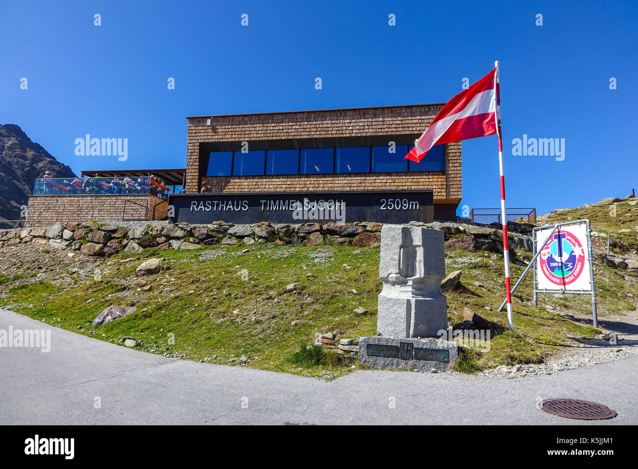 Café und Parkplatz, Timmelsjoch, Österreich Italien Grenze Stockfoto