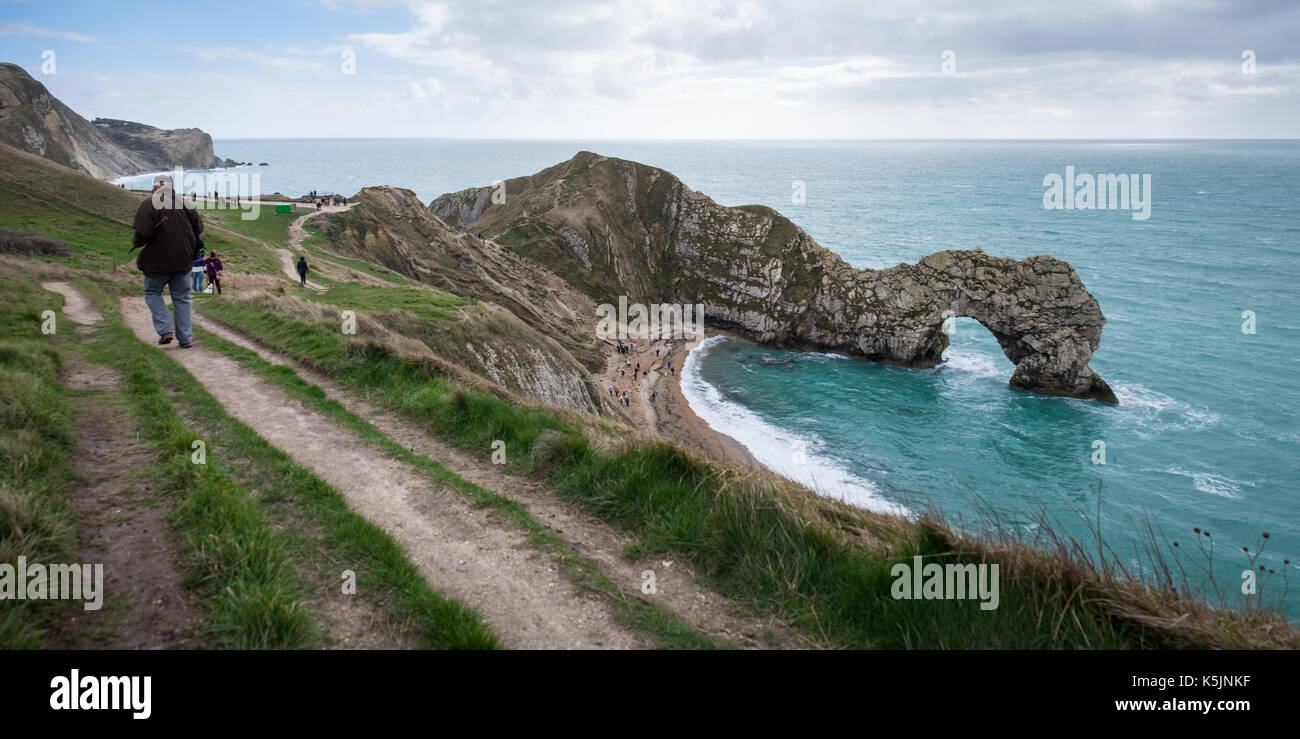 Ein Mann bei einem Spaziergang entlang der Küste bei Durdle Door, Dorset, Großbritannien Stockfoto