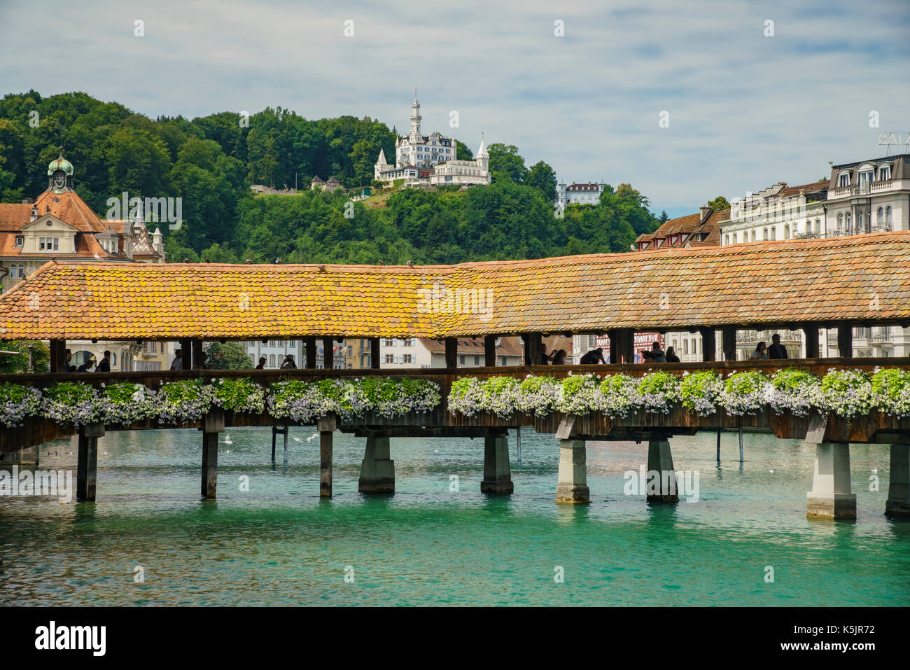 Die schöne Kapellenbrücke und das Stadtbild in Luzerne, Schweiz Stockfoto