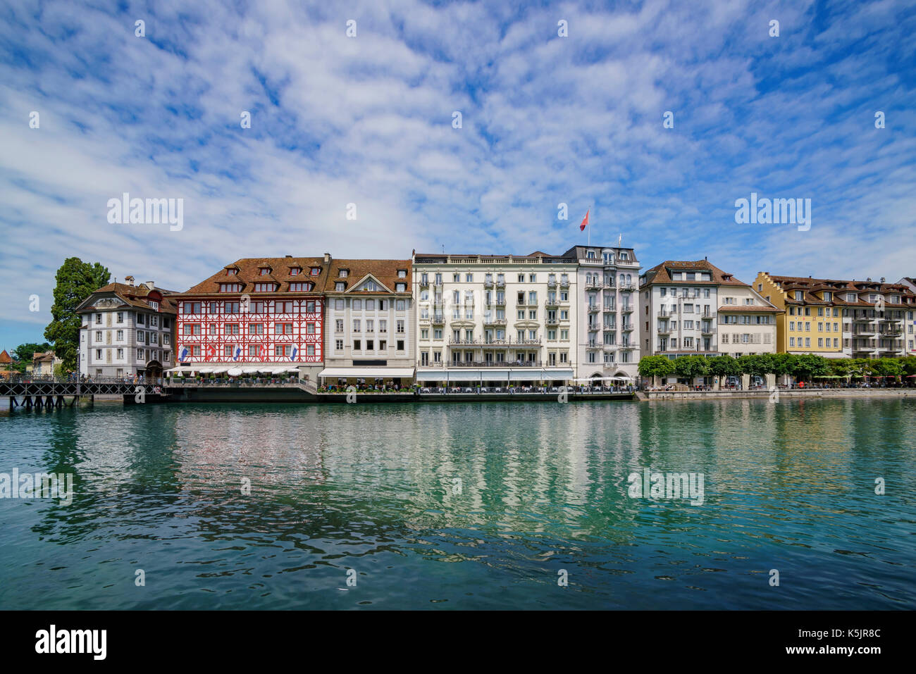 Farbenfrohes Gebäude am Ufer der Reuss bei Luzerne, Schweiz Stockfoto