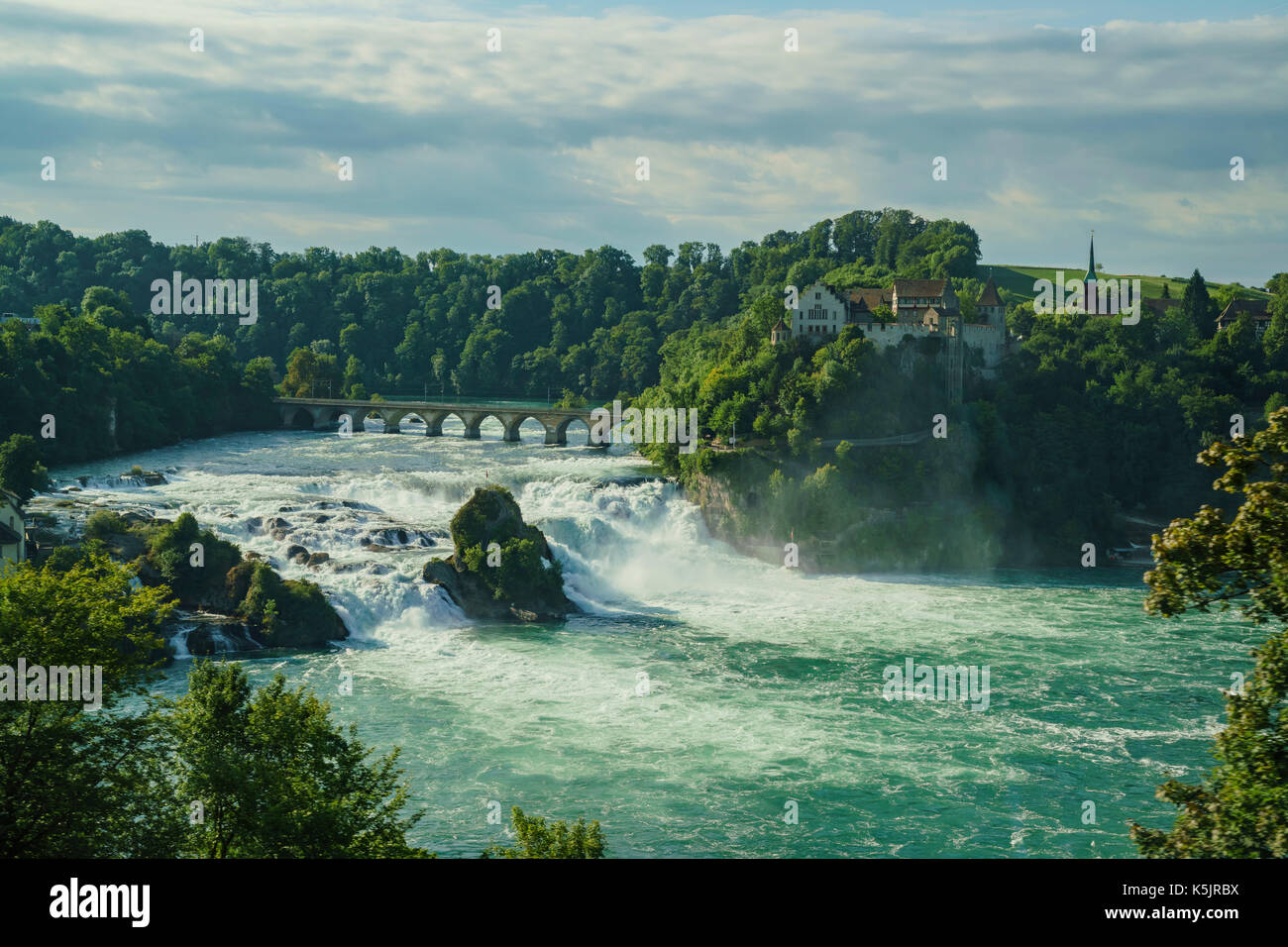 Der größte Wasserfall - Rheinfälle mit Schloss laufen in Europa, Zürich, Schweiz Stockfoto