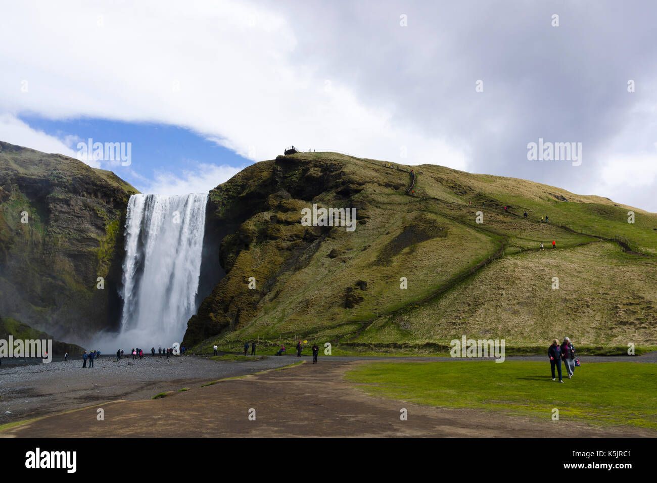 Skógafoss ist ein Wasserfall befindet sich am Fluss Skógá im Süden von Island an den Klippen der ehemaligen Küstenlinie. Stockfoto