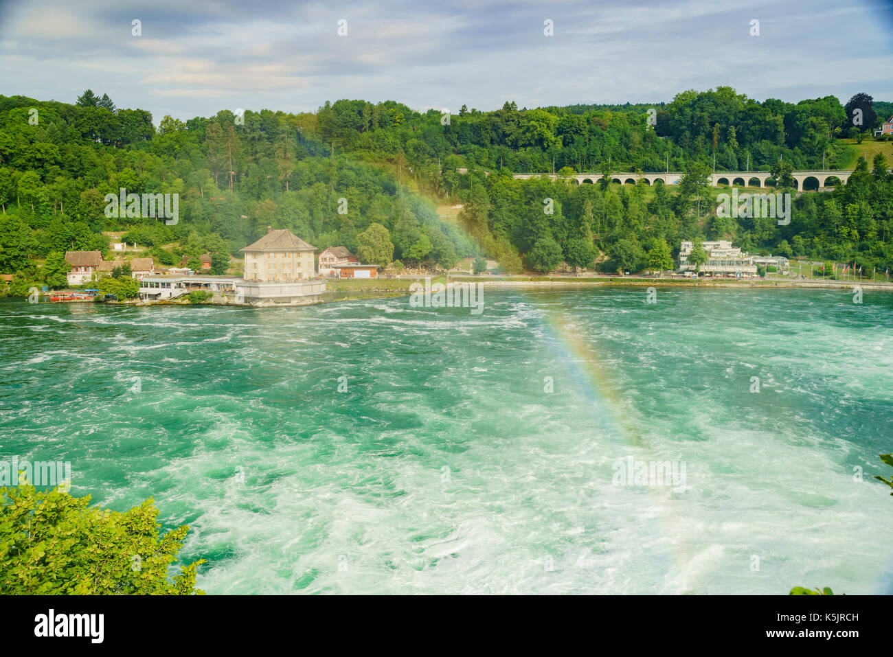 Der größte Wasserfall - Rheinfälle mit Regenbogen in Europa, Zürich, Schweiz Stockfoto