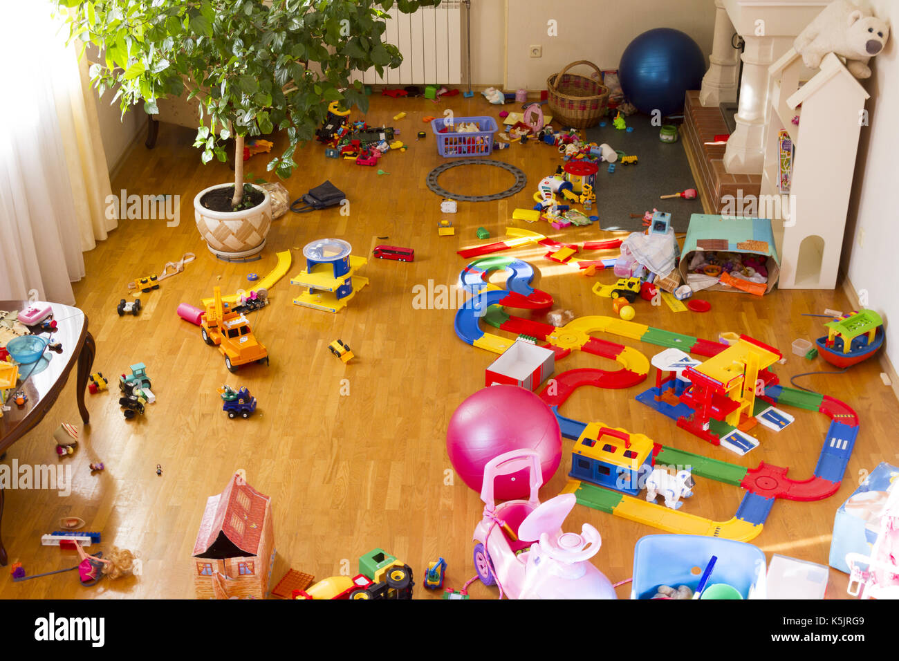 Verstreute Spielsachen und Baukasten in der Kinderecke in der Wohnung Stockfoto