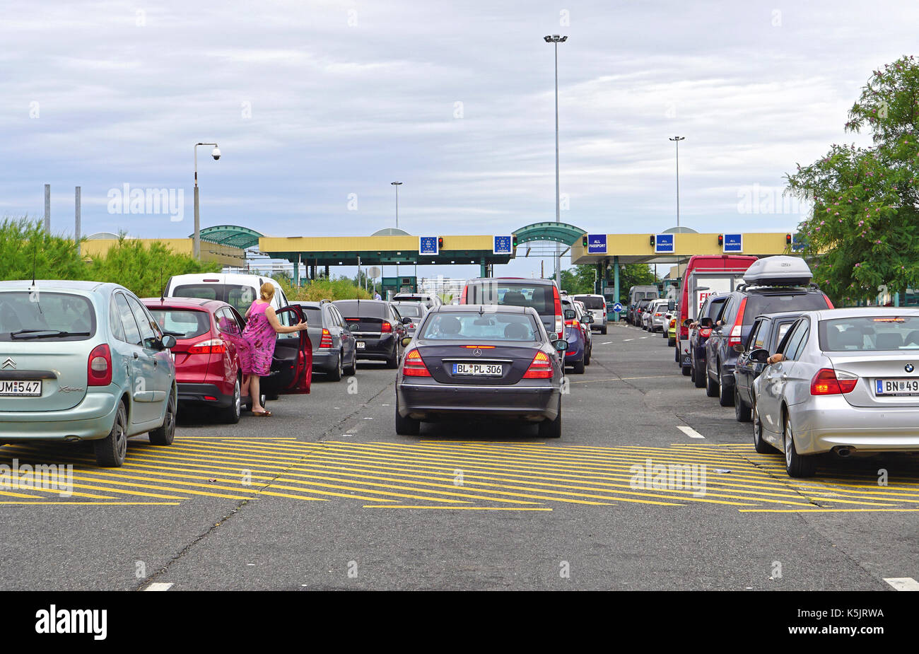 ROSZKE, UNGARN - Juli 09, 2015: lange Linien an den Grenzübergang in Roszke, Ungarn. Stau am Zoll Checkpoint zwischen Serbien und Ungarn. Stockfoto