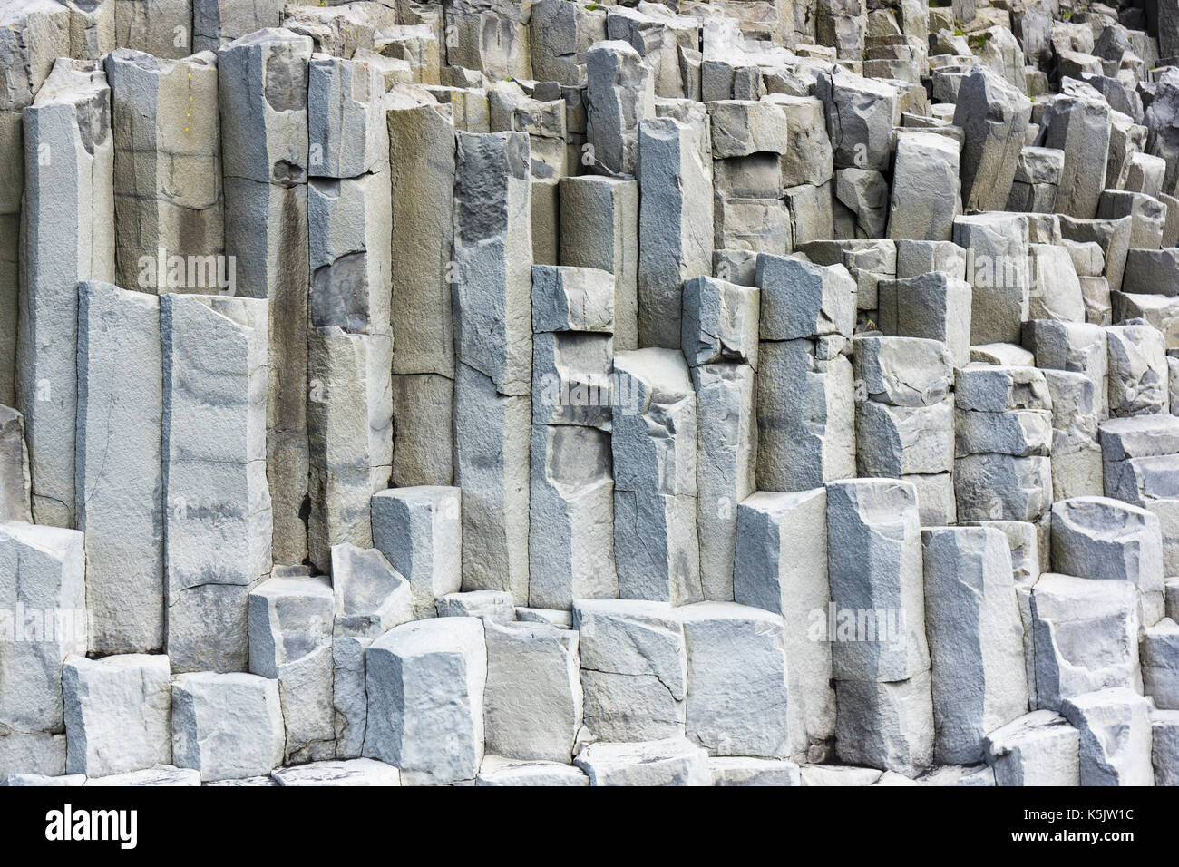 Basaltsäulen am schwarzen Sandstrand von Reynisfjara in Island Stockfoto