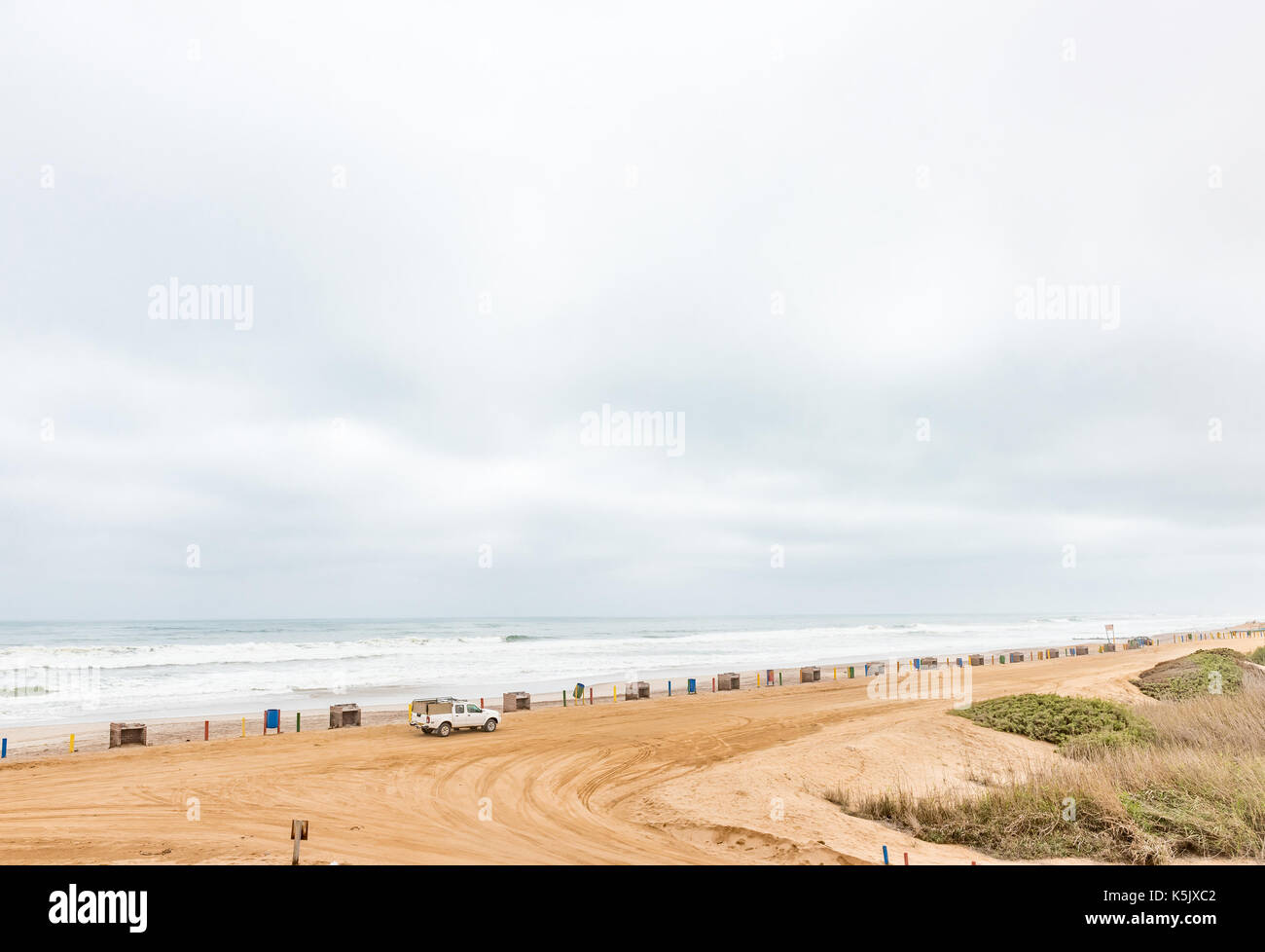 HENTIES BAY, NAMIBIA - 29. JUNI 2017: einen Parkplatz an einem Strand in Henties Bay, ein Ferienort an der Skelettküste Namibias Stockfoto