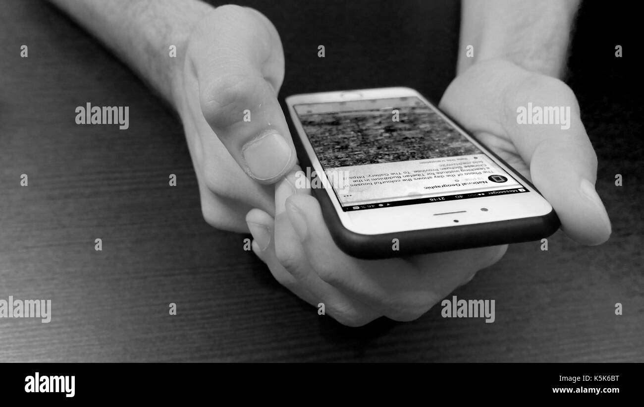 Schreiben auf der Tastatur und Handy Stockfoto