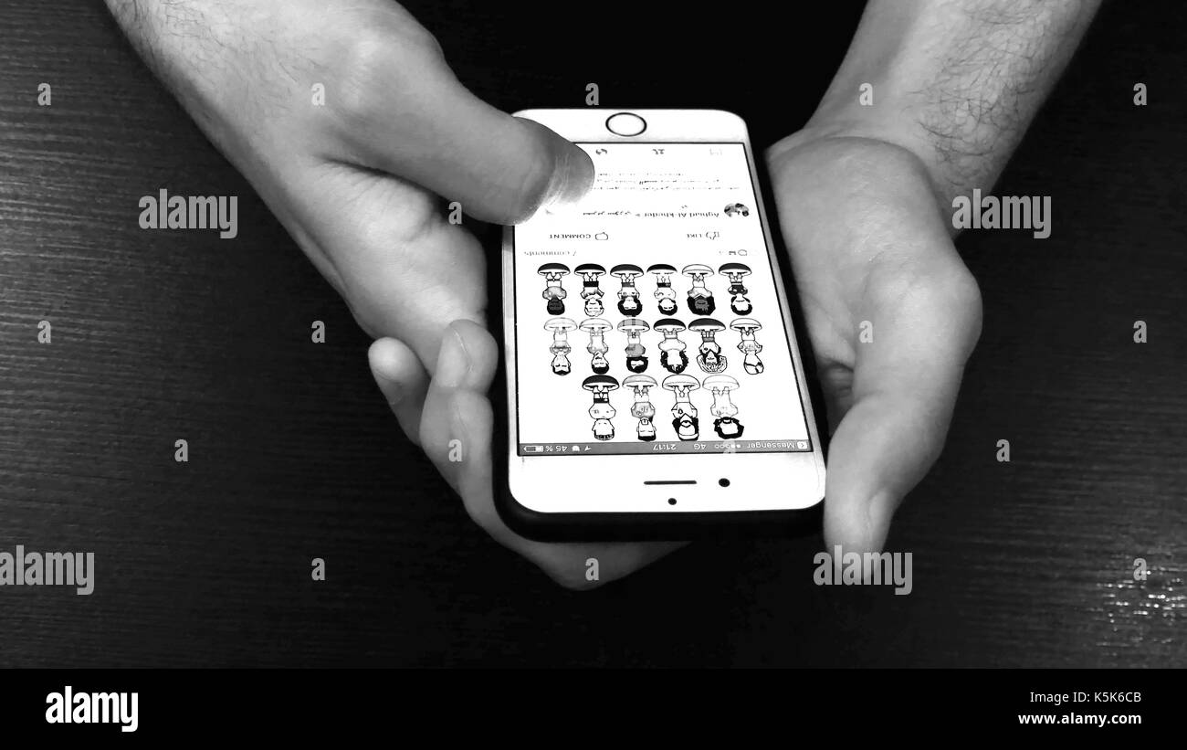 Schreiben auf der Tastatur und Handy Stockfoto