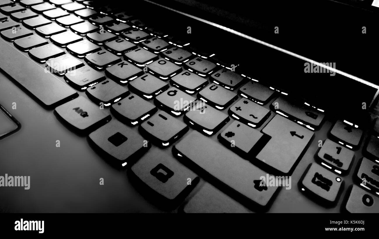 Schreiben auf der Tastatur und Handy Stockfoto