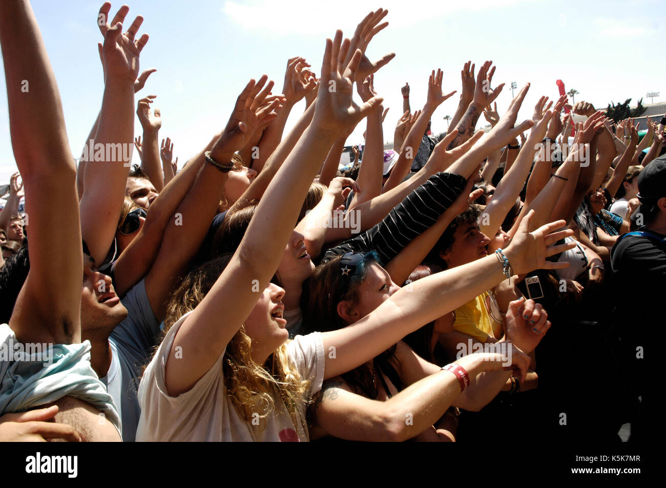 Die Massen Hände Vans Warped Tour 2010 Seaside Park Juni 27,2010 Ventura, Kalifornien. Stockfoto